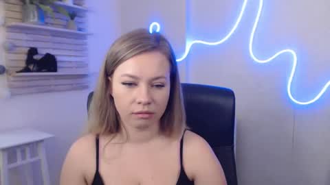 Snapshot of holly_bb95 chatting on January 24, 7:41 am Holly online show from January 24, 7:41 am