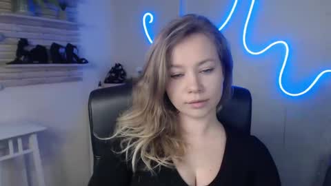 Snapshot of holly_bb95 chatting on February 19, 2:12 am Holly online show from February 19, 2:12 am