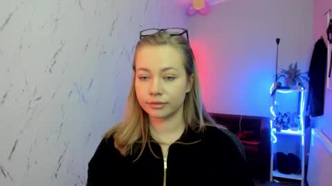 Holly online show from February 3, 8:35 pm