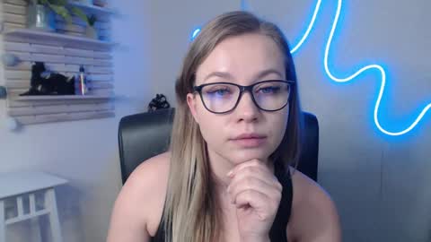 Snapshot of holly_bb95 chatting on January 9, 6:27 am Holly online show from January 9, 6:27 am