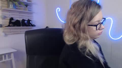 Snapshot of holly_bb95 chatting on February 13, 5:26 am Holly online show from February 13, 5:26 am