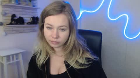 Snapshot of holly_bb95 chatting on February 5, 6:13 am Holly online show from February 5, 6:13 am