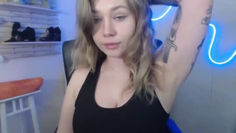 Snapshot of holly_bb95 chatting on February 7, 2:29 am Holly online show from February 7, 2:29 am