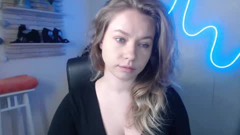 Snapshot of holly_bb95 chatting on February 18, 8:05 am Holly online show from February 18, 8:05 am