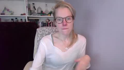 holly_bourbon online show from March 3, 8:38 pm