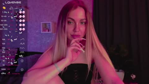 holly_molly8 online show from January 28, 10:45 pm