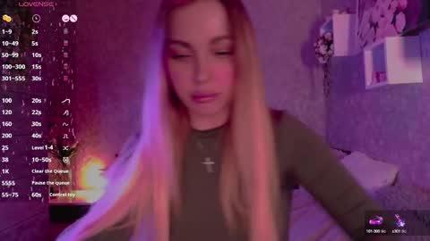 holly_molly8 online show from March 3, 11:24 pm