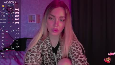 holly_molly8 online show from February 10, 11:45 pm