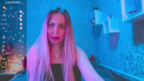 holly_molly8 online show from January 2, 2:00 am