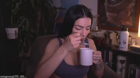 Holly Linder online show from March 4, 2:08 am