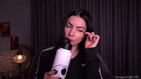 Holly Linder online show from December 4, 1:30 am