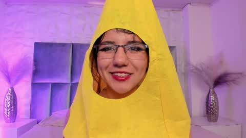 hollypeach_ online show from April 6, 7:37 pm