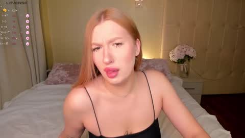 Snapshot of hollyylee chatting on February 11, 12:59 am Emma online show from February 11, 12:59 am