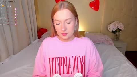 Snapshot of hollyylee chatting on February 20, 1:25 am Emma online show from February 20, 1:25 am