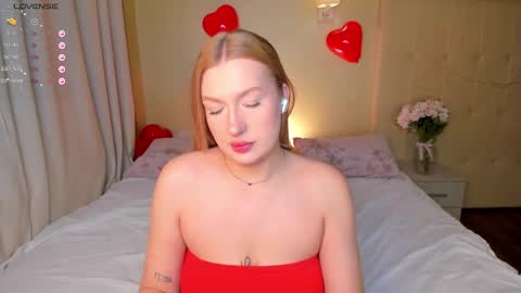 Snapshot of hollyylee chatting on February 19, 1:18 am Emma online show from February 19, 1:18 am