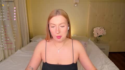 Snapshot of hollyylee chatting on March 1, 1:21 am Emma online show from March 1, 1:21 am