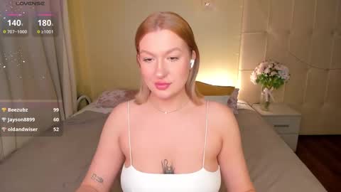 Snapshot of hollyylee chatting on February 6, 4:21 am Emma online show from February 6, 4:21 am