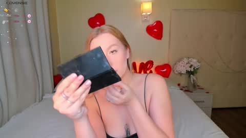 Snapshot of hollyylee chatting on February 16, 1:03 am Emma online show from February 16, 1:03 am