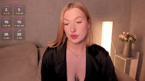 Snapshot of hollyylee chatting on September 9, 12:54 am Emma online show from September 9, 12:54 am