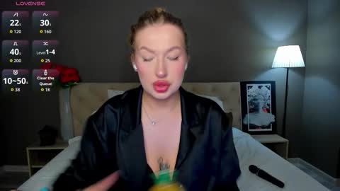 Snapshot of hollyylee chatting on September 18, 12:14 am Emma online show from September 18, 12:14 am