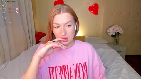 Snapshot of hollyylee chatting on February 20, 4:28 am Emma online show from February 20, 4:28 am