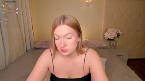 Snapshot of hollyylee chatting on January 28, 1:29 am Emma online show from January 28, 1:29 am