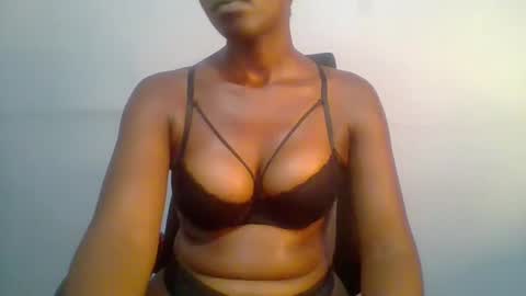 Snapshot of honey_beb chatting on February 19, 4:22 pm honey_beb online show from February 19, 4:22 pm