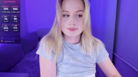 Snapshot of honey_blondee chatting on September 19, 8:34 pm Tammy online show from September 19, 8:34 pm