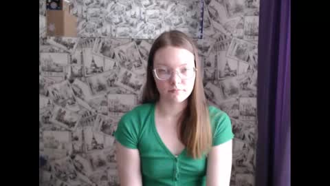 Snapshot of honey_mood chatting on February 4, 10:10 am Lina online show from February 4, 10:10 am