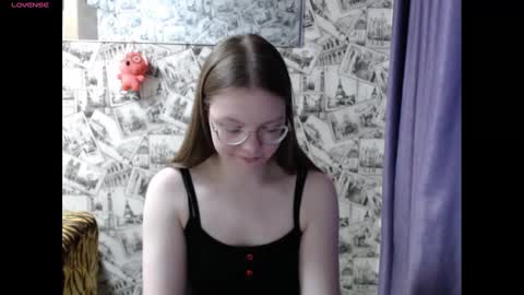 Snapshot of honey_mood chatting on December 22, 11:00 am Lina online show from December 22, 11:00 am