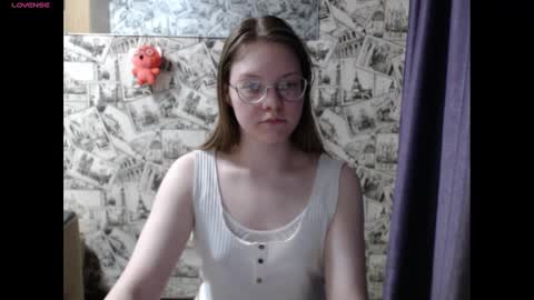 Snapshot of honey_mood chatting on December 19, 2:57 pm Lina online show from December 19, 2:57 pm