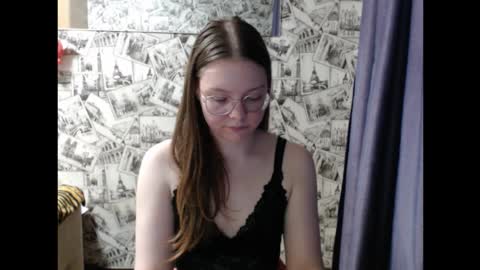 Snapshot of honey_mood chatting on September 10, 2:29 pm Lina online show from September 10, 2:29 pm