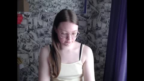 Snapshot of honey_mood chatting on September 17, 9:35 am Lina online show from September 17, 9:35 am
