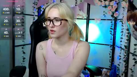 Snapshot of honey_moth chatting on September 17, 4:32 pm Kate online show from September 17, 4:32 pm