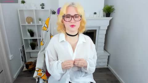 Snapshot of honey_moth chatting on September 19, 9:07 pm Kate online show from September 19, 9:07 pm