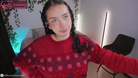 Snapshot of honeymoontea chatting on December 25, 12:16 am online show from December 25, 12:16 am