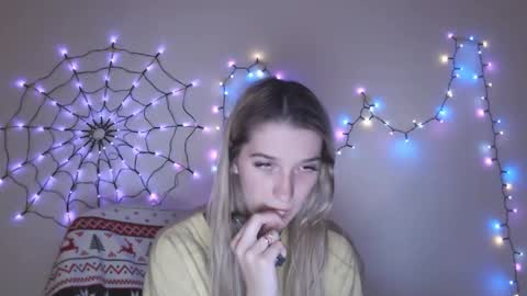 honeyveil online show from December 3, 9:15 pm