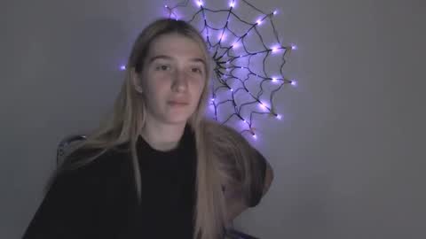 honeyveil online show from November 6, 2:20 pm