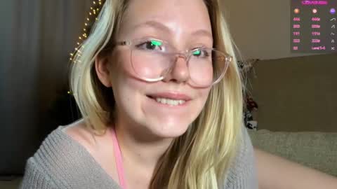Snapshot of horney_audrey chatting on December 18, 3:37 am Audrey online show from December 18, 3:37 am