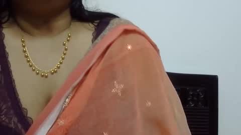 Snapshot of horneydesibabe chatting on December 27, 3:26 pm horneydesibabe online show from December 27, 3:26 pm