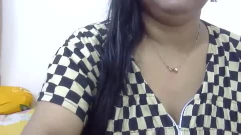 Snapshot of horneydesibabe chatting on January 11, 8:33 am horneydesibabe online show from January 11, 8:33 am