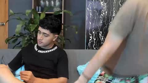 Alex and Camilo online show from October 19, 8:35 pm