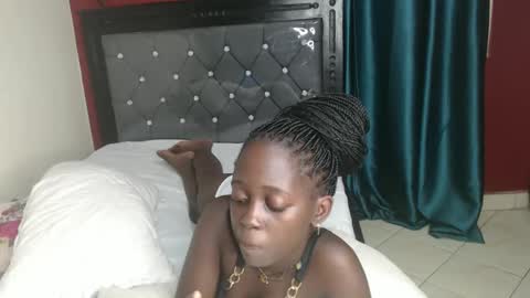 Snapshot of hornybella4 chatting on March 10, 12:18 am Bella online show from March 10, 12:18 am