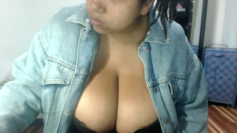 Snapshot of hornyboobs18 chatting on December 21, 8:39 am karen online show from December 21, 8:39 am