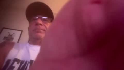Snapshot of hoss43040 chatting on September 9, 12:21 am hoss43040 online show from September 9, 12:21 am