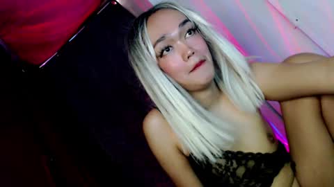 hot_moma69 online show from April 6, 4:46 am