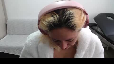 Mia online show from March 10, 7:07 pm