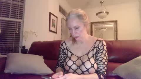hotblondemilf1962 online show from February 13, 1:19 am