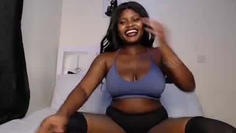 Snapshot of hotcurvykeisha chatting on January 16, 12:01 am Hotcurvykeisha online show from January 16, 12:01 am