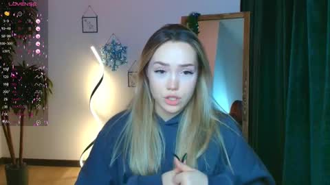 Snapshot of hottease_pvt chatting on January 3, 11:35 am hello Im Eva online show from January 3, 11:35 am